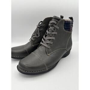 Clarks Women’s Gray Leather Ankle Boots Size 10W – Wide Width Zip-Up Booties